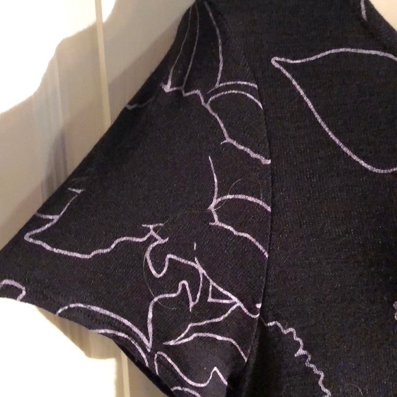 Back top with beige outline flowers - Picture 4 of 5